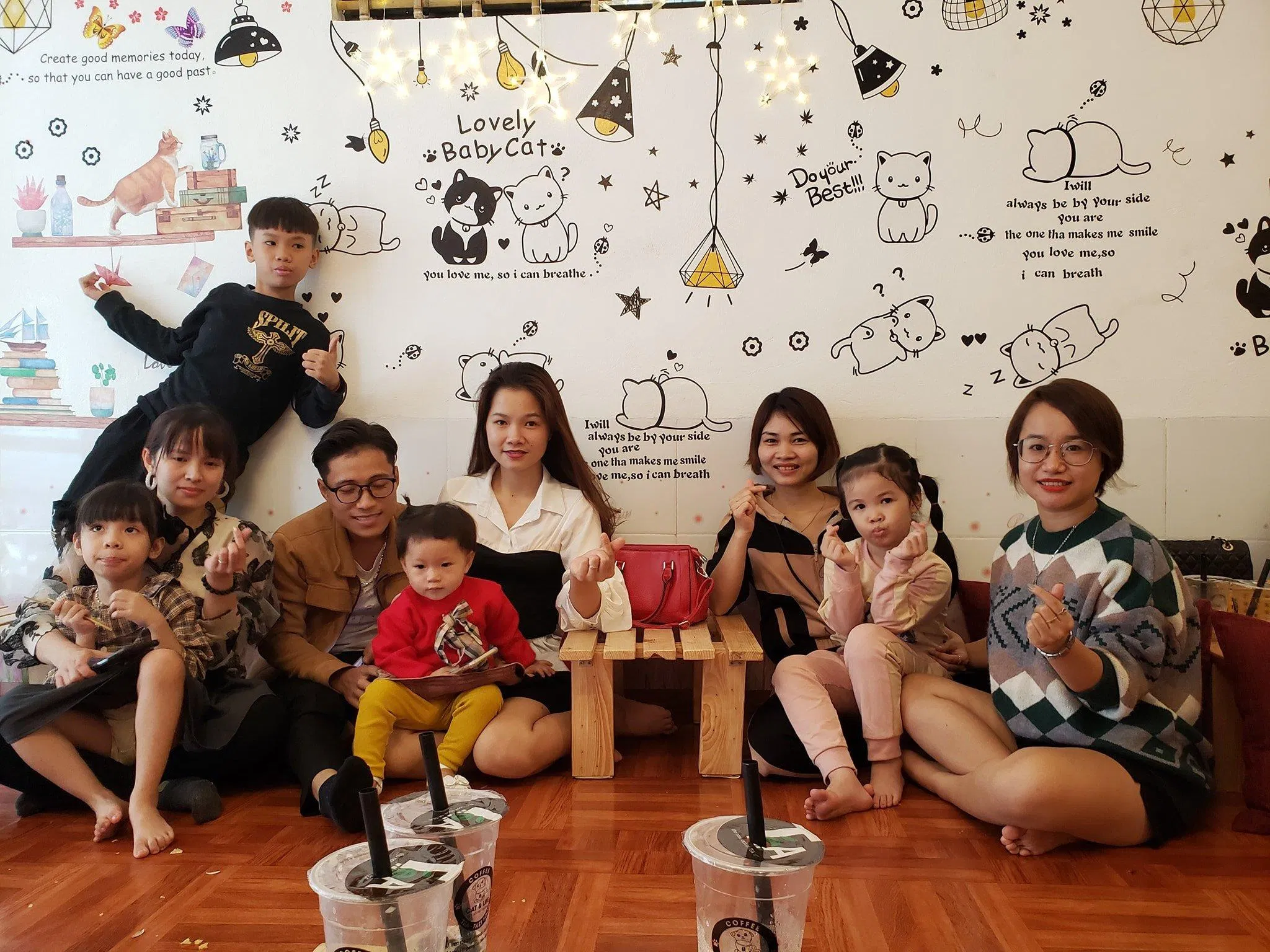 Bức tường đen trắng này cũng là nơi chụp ảnh không thể bỏ lỡ (Ảnh: Facebook Cat & Life Coffee)