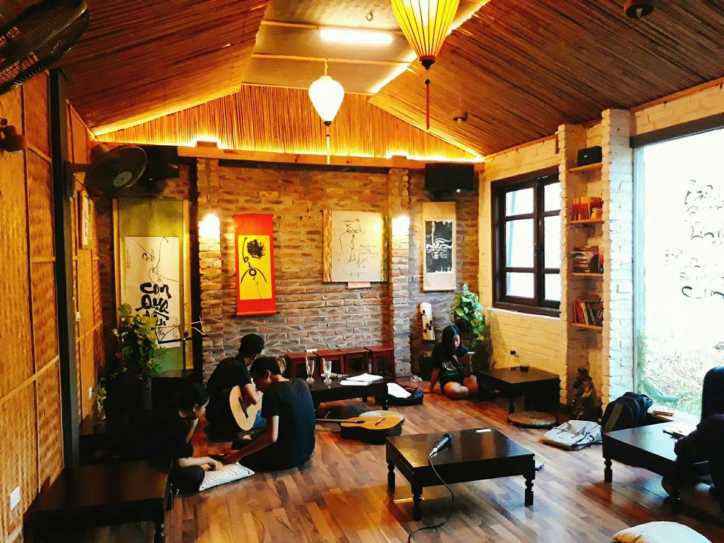 Quán Kẻ Cót - góc nhỏ dành cho những tâm hồn nghệ thuật (Ảnh: Facebook Quán Kẻ Cót)