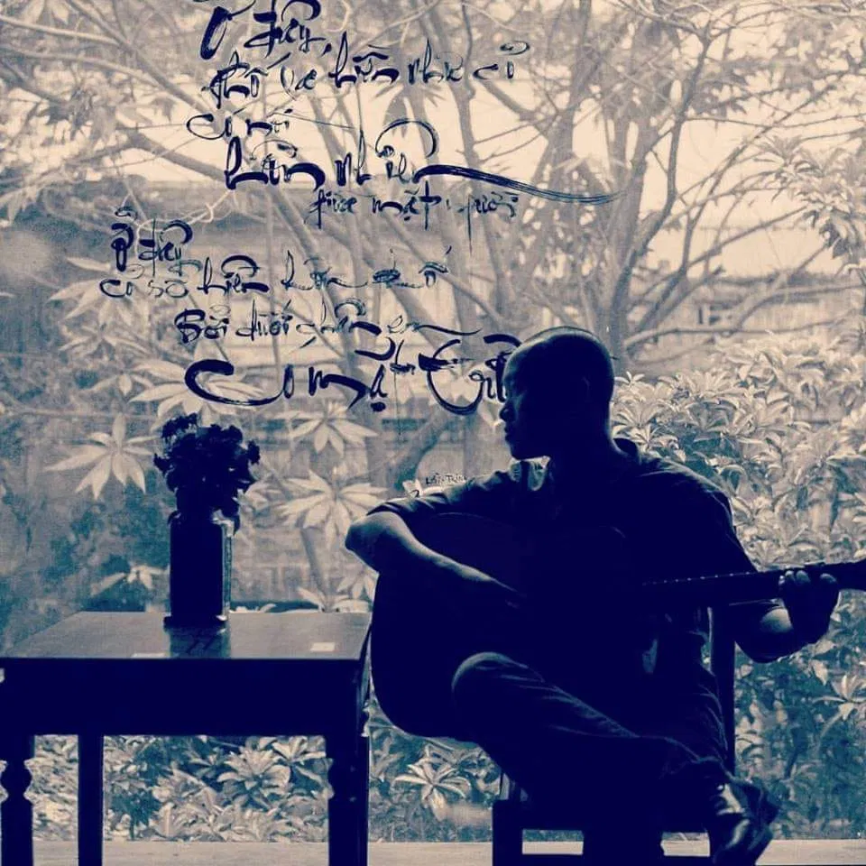 Đến khung cửa kính cũng đậm chất nghệ sĩ (Ảnh: Facebook Quán Kẻ Cót)