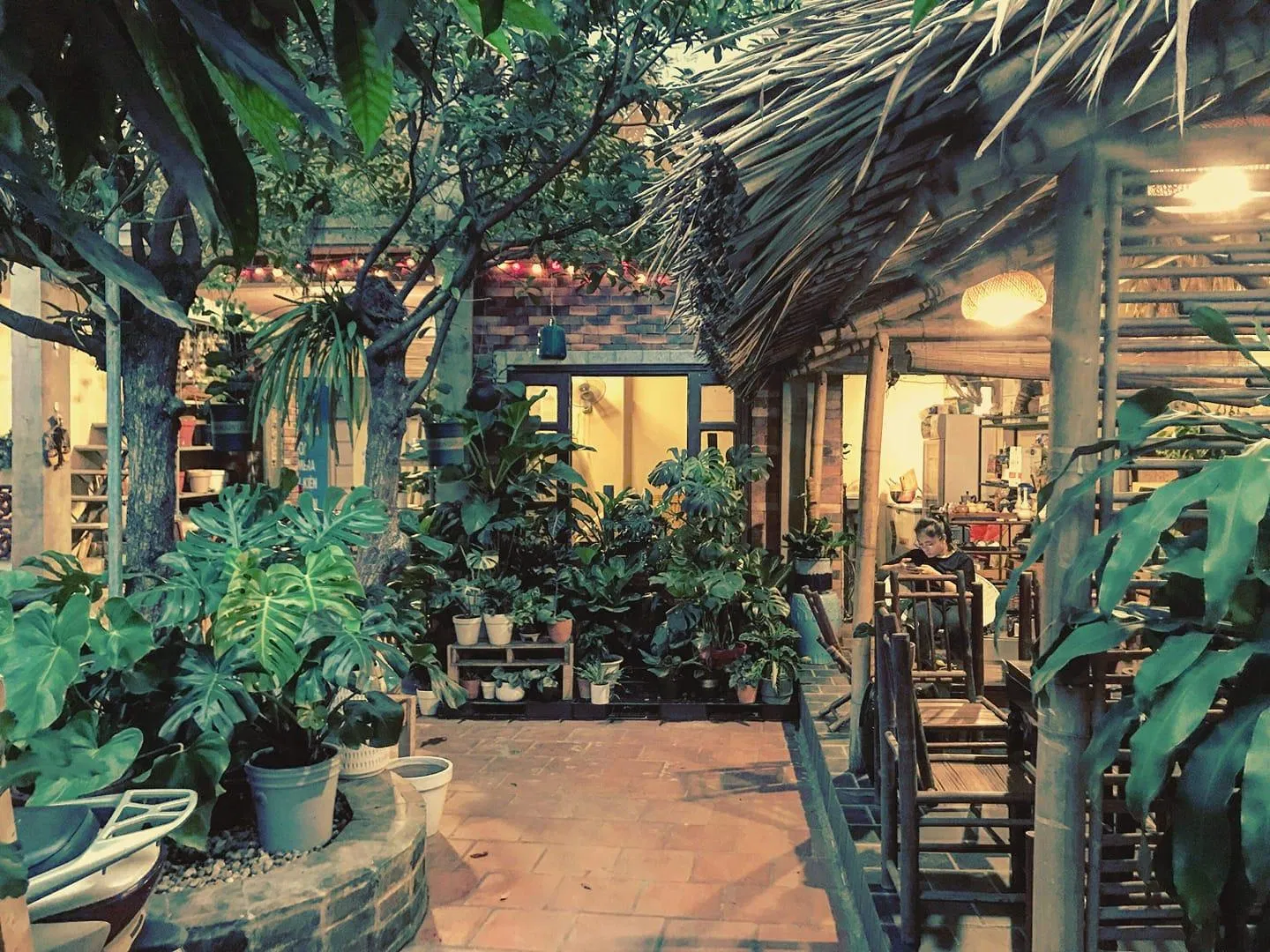 Chiếc lán nhỏ hướng ra khoảng sân vườn thoáng mát (Ảnh: Facebook Quán Kẻ Cót)