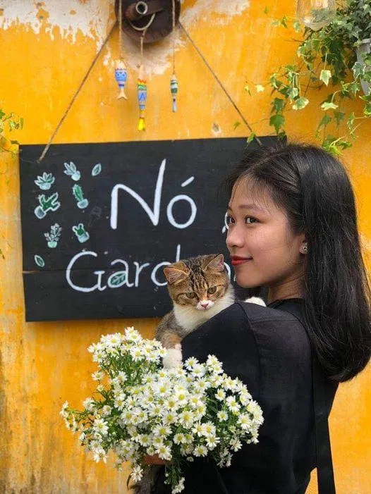 Cần lắm một chiếc ôm dịu dàng như thế này (Ảnh: Facebook Nó)