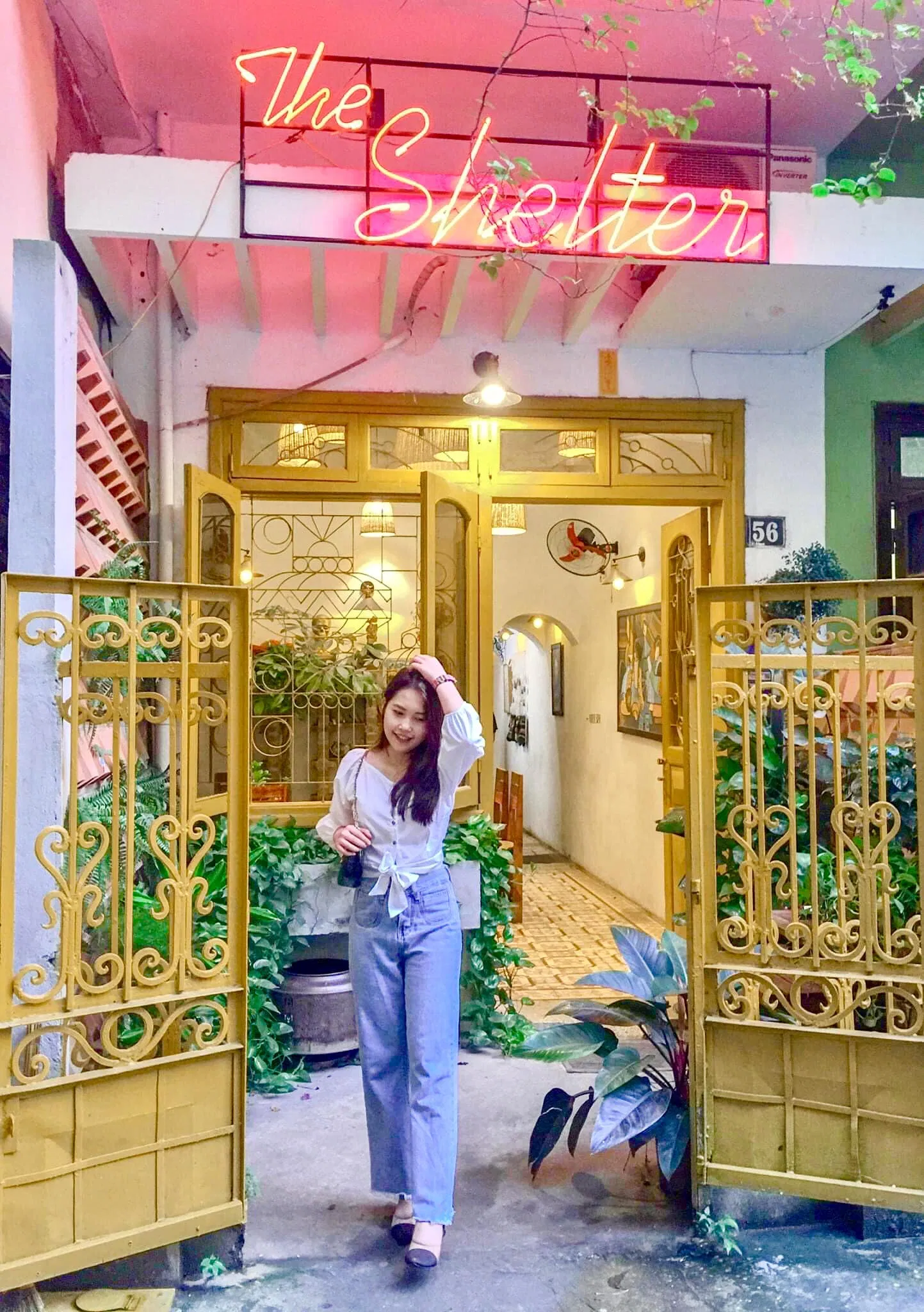 Chỉ cần đứng ở chiếc cổng vàng này là bạn sẽ có ngay ảnh check-in xịn xò (Ảnh: Facebook The Shelter Café)