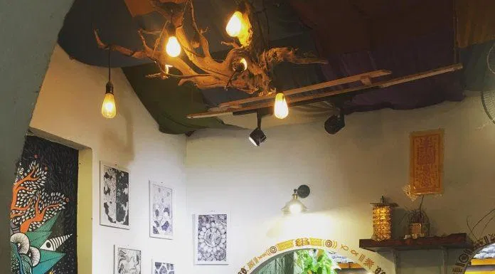 Trong quán chủ yếu là bàn cao để mọi người thấy thoải mái khi ngồi làm việc (Ảnh: Facebook The Shelter Café)