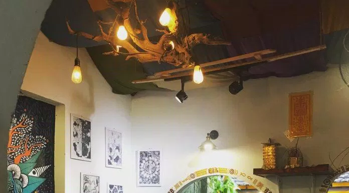 Trong quán chủ yếu là bàn cao để mọi người thấy thoải mái khi ngồi làm việc (Ảnh: Facebook The Shelter Café)