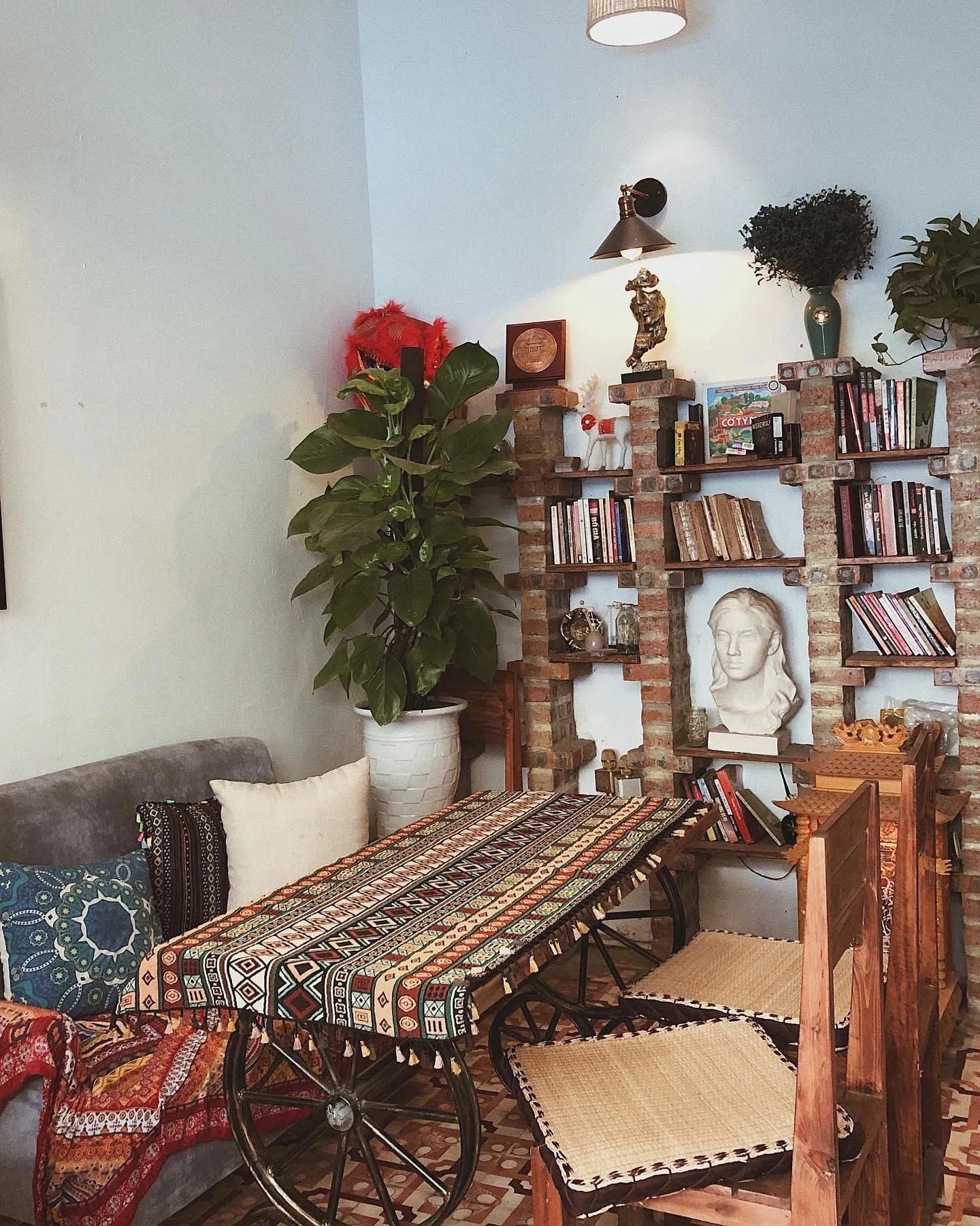 Phòng sách đẹp đến từng chi tiết (Ảnh: Facebook The Shelter Café)