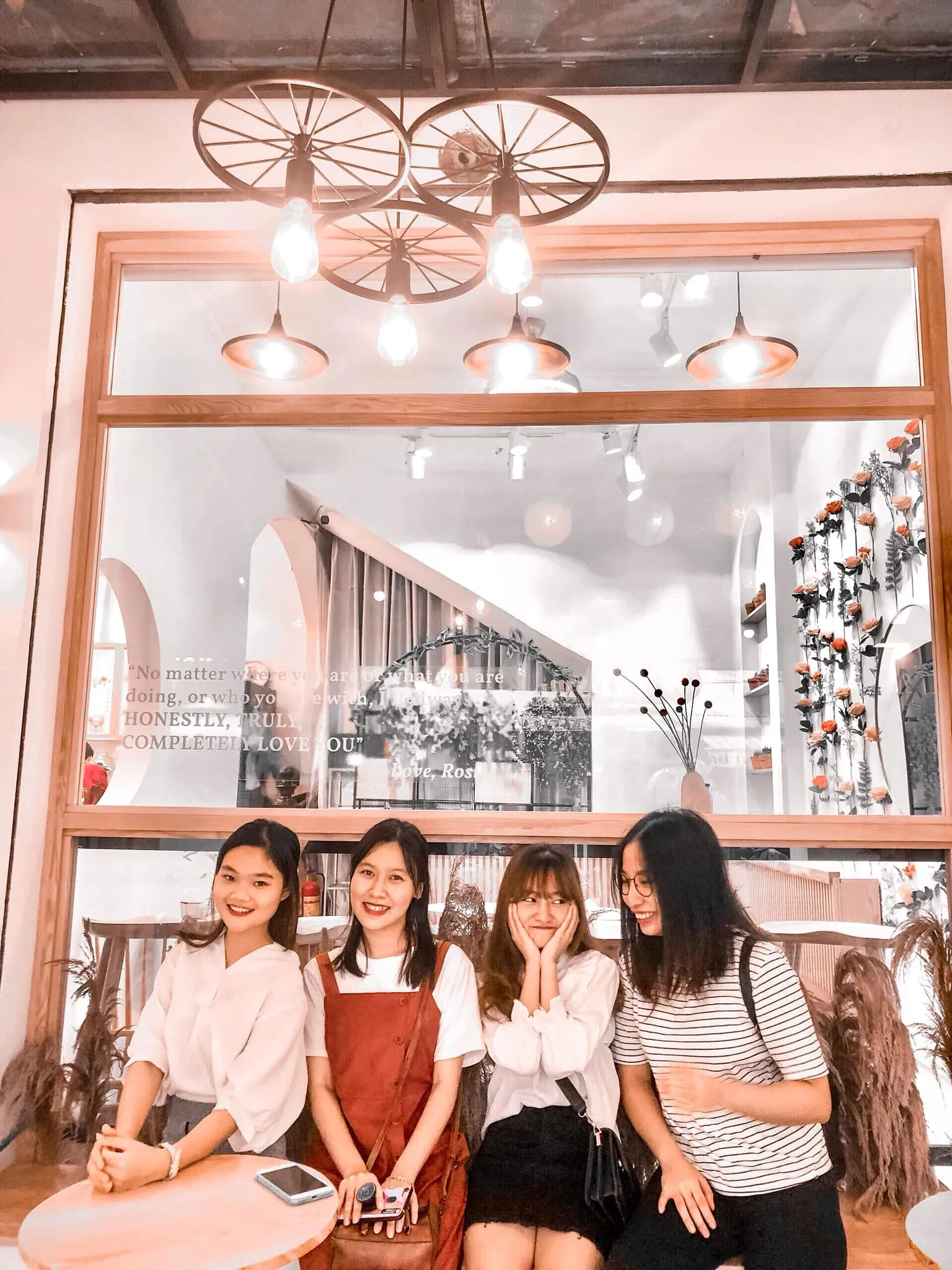 Quán cũng ngọt ngào hệt như tên (Ảnh: Facebook Sweet Rose Coffee)