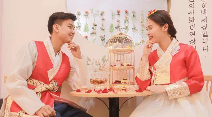 Mặc đồ cổ trang, ngoạn cảnh thưởng trà (Ảnh: Facebook Sweet Rose Coffee)