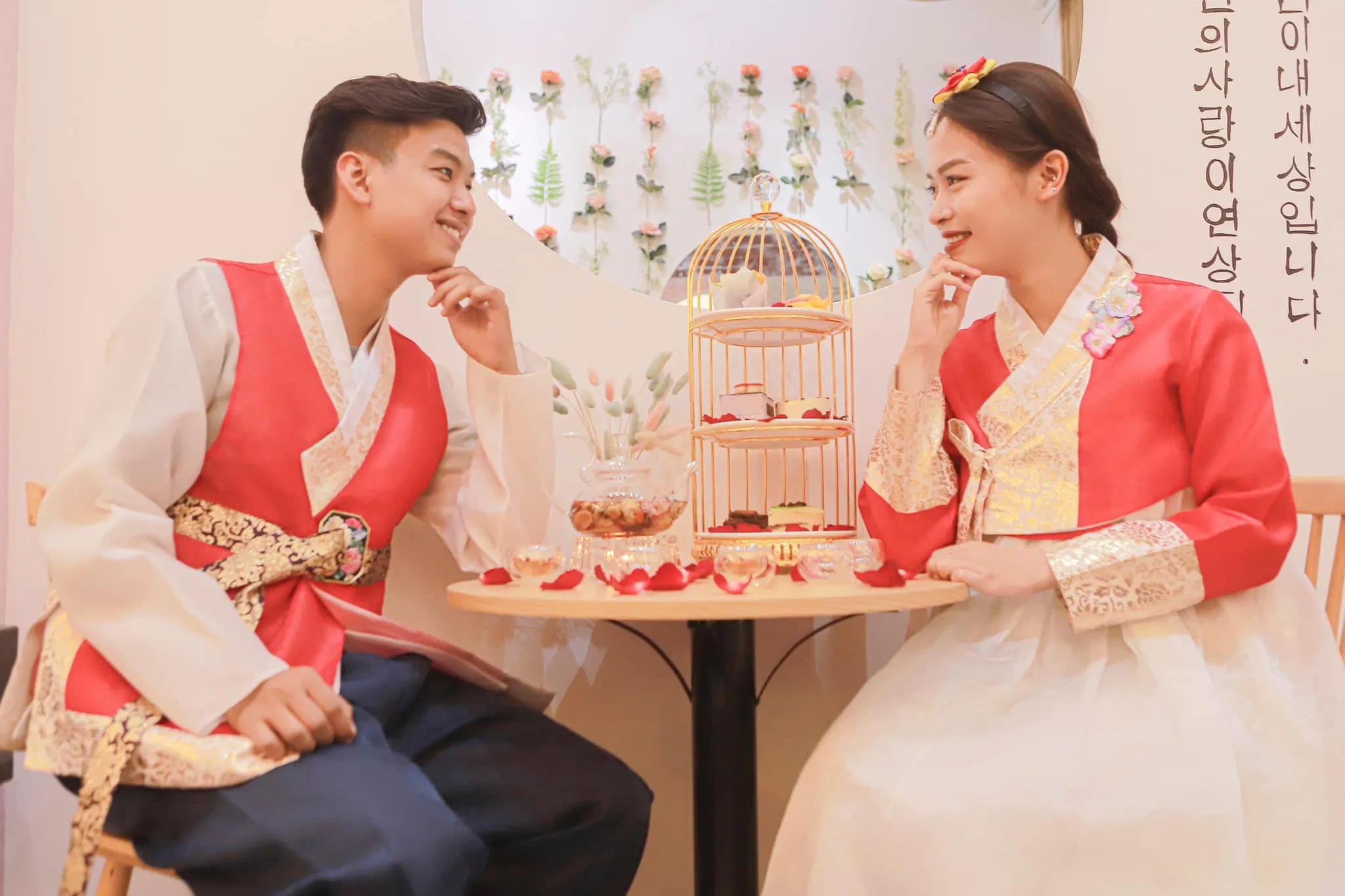 Mặc đồ cổ trang, ngoạn cảnh thưởng trà (Ảnh: Facebook Sweet Rose Coffee)