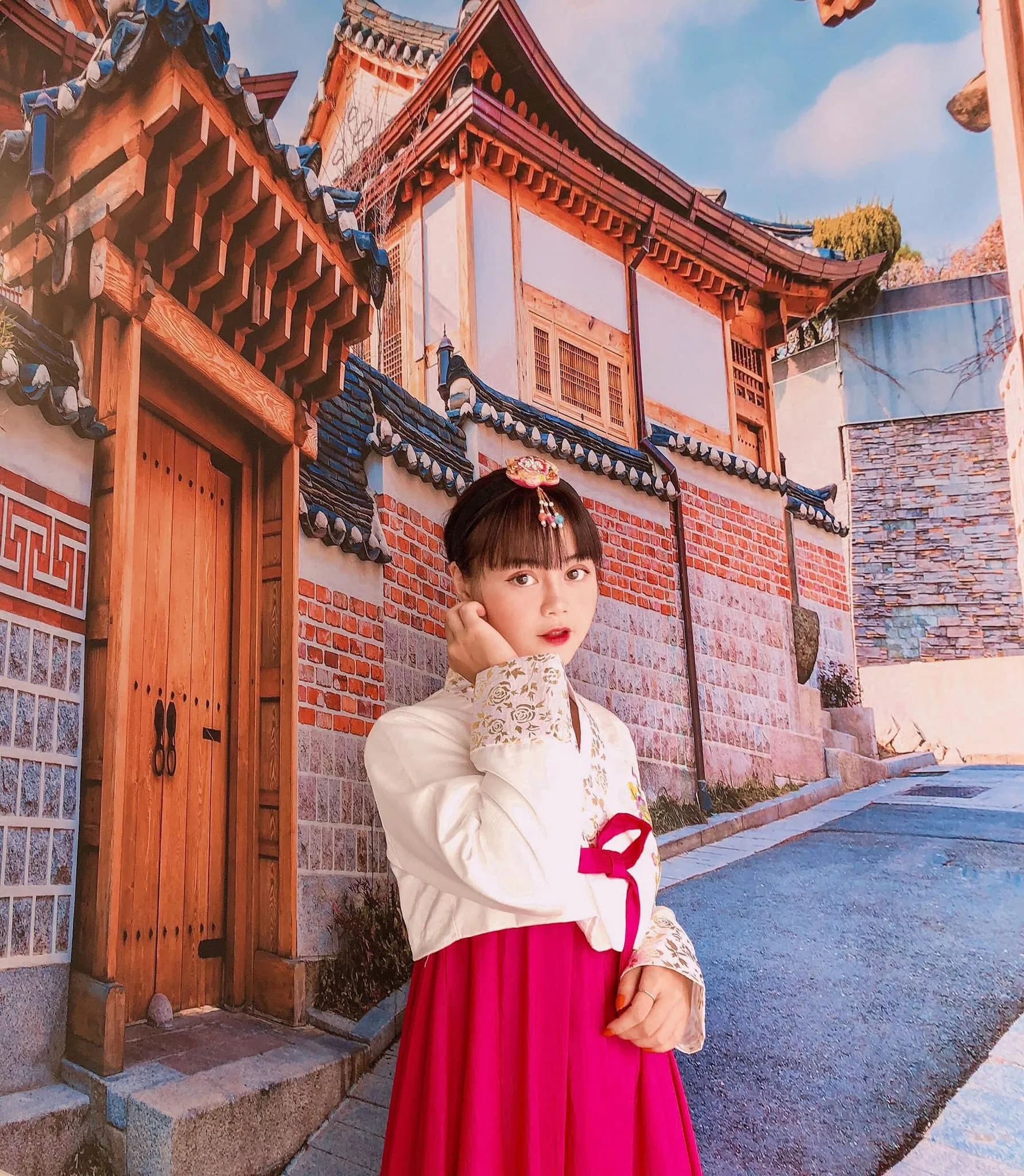 Bạn có thể du lịch khắp Hàn Quốc... (Ảnh: Facebook Sweet Rose Coffee)