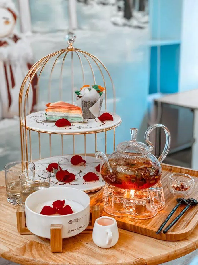 Set trà bánh sang-xịn-mịn chuẩn hoàng cung (Ảnh: Facebook Sweet Rose Coffee)