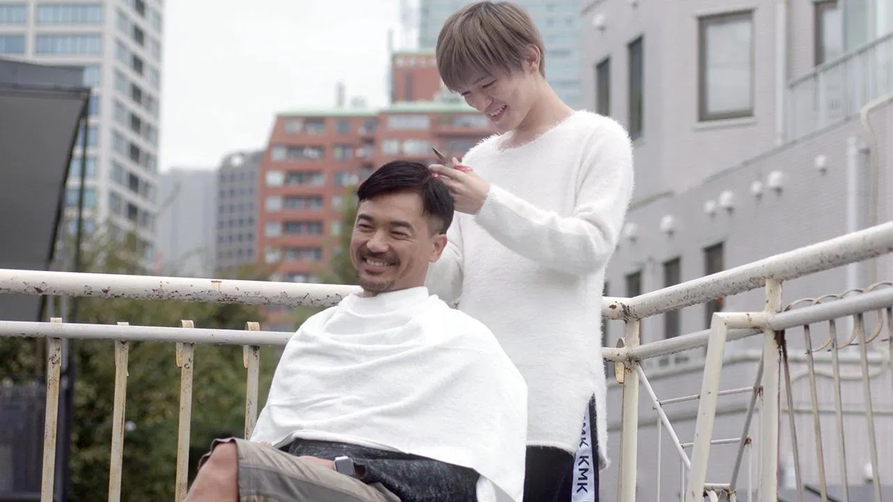 Mình sống đơn giản, cùng nhau cắt tóc gội đầu. (Ảnh: Internet) Mình sống đơn giản, cùng nhau cắt tóc gội đầu. (Ảnh: Internet)