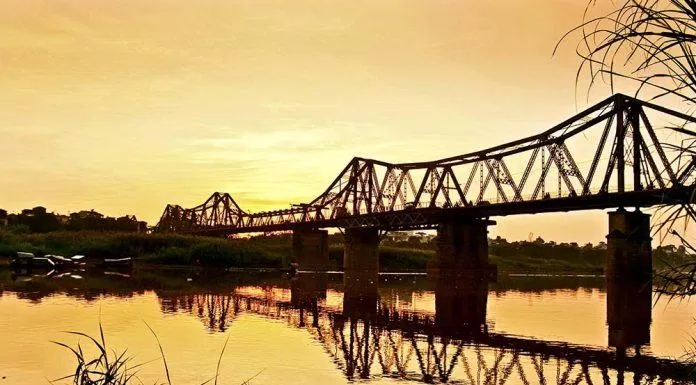 Cầu Long Biên - Chúng nhân lịch sử. ((Nguồn ảnh: Internet)
