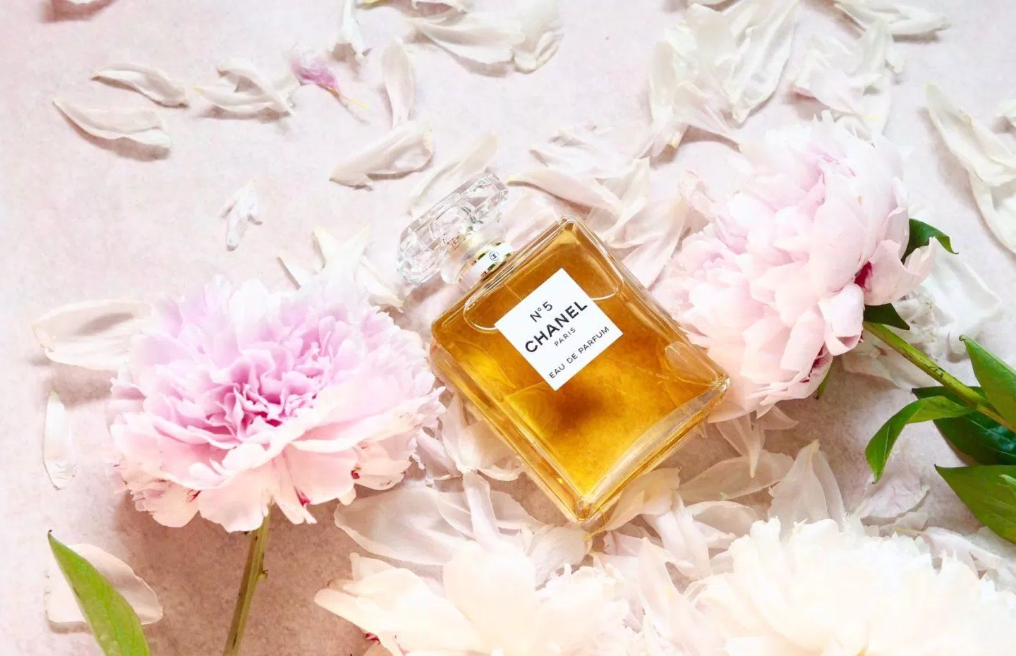 Chanel N°5 - dòng nước hoa "huyền thoại" của gắn liền với thương hiệu Chanel (ảnh: internet)