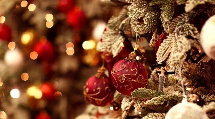 Trang trí Cây thông noel bằng quả châu (Ảnh: Internet)