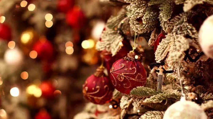 Trang trí Cây thông noel bằng quả châu (Ảnh: Internet)