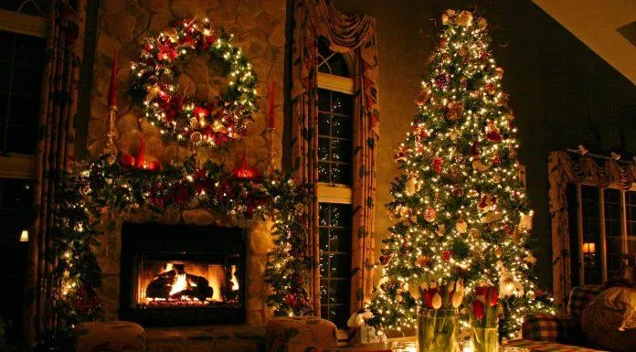 Hình ảnh cây thông Noel bên lò sưởi ( Ảnh: Internet)