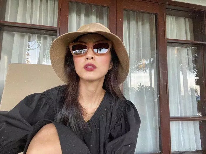 Tăng Tăng Hà nhí nhảnh khi selfie, cô nàng vẫn chọn góc dưới để chụp (Nguồn: Internet).