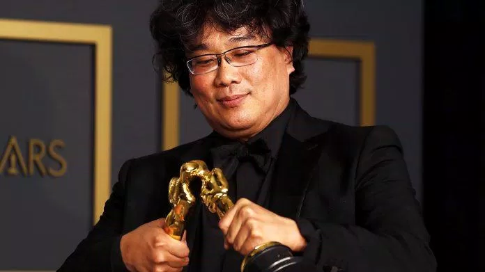 Đạo diễn Bong Joon Ho bên tượng vàng Oscar danh giá (ảnh: internet)