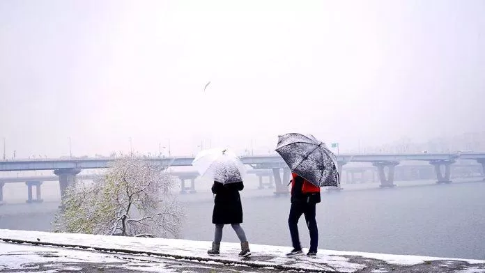 Ấm lòng hình ảnh đôi vợ chồng trung niên cùng nhau đi dạo bên bờ sông Hàn (Ảnh: Internet).