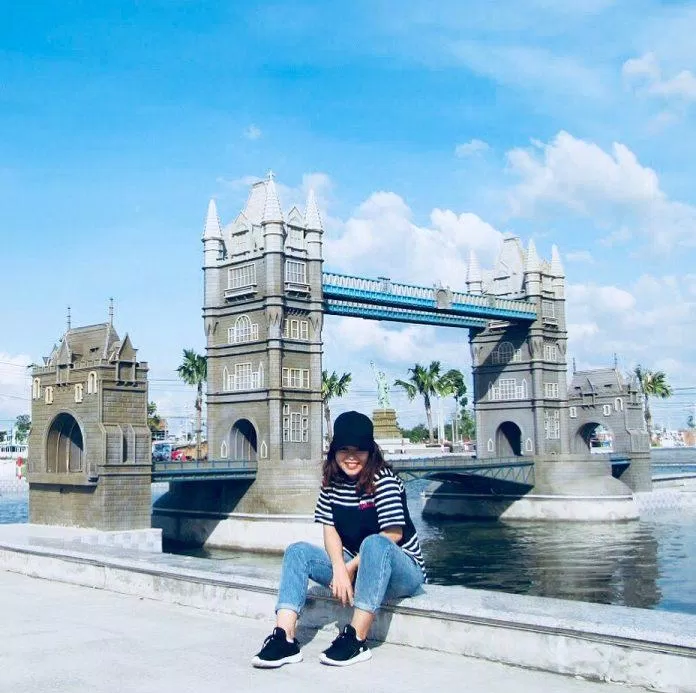 Chụp ảnh với mô hình cầu London tại Công viên kỳ quan. (Ảnh: internet)