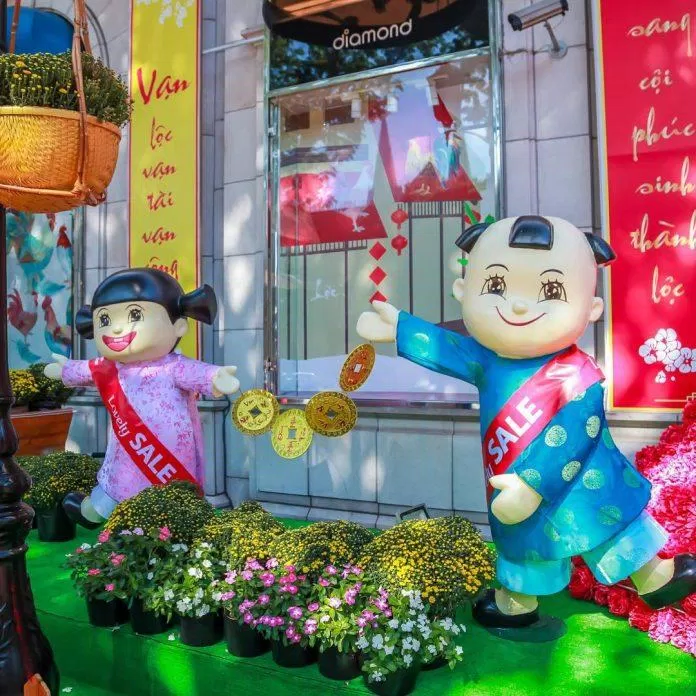 Bên ngoài Diamond Plaze trang hoàng rực rỡ ngày Tết. (Ảnh: internet)