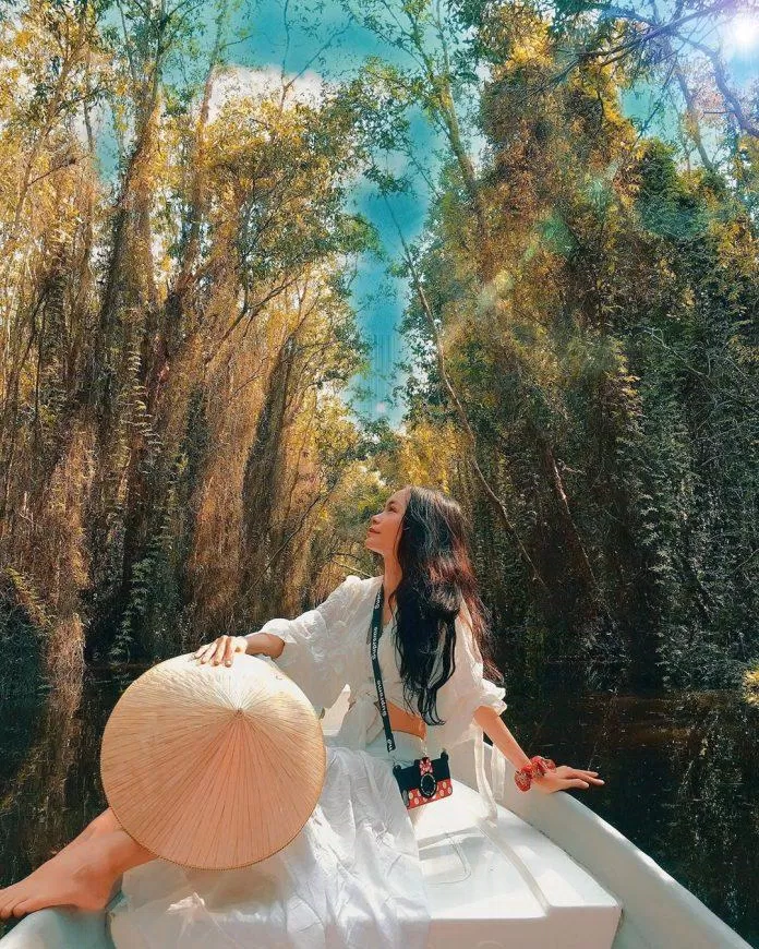 Đi thuyền giữa rừng tràm ở làng nổi Tân Lập là một trải nghiệm rất thú vị. (Ảnh: internet)