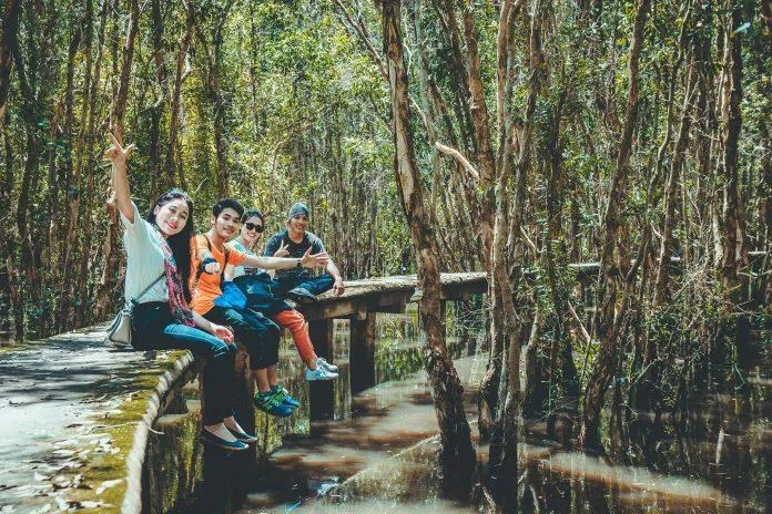 Con đường xuyên rừng tại làng nổi Tân Lập được giới trẻ yêu thích, chụp ảnh nhiều. (Ảnh: internet)