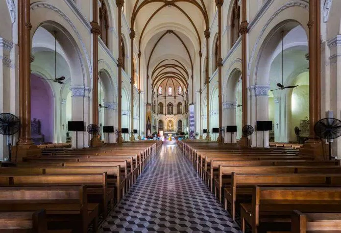 Thánh đường đồ sộ, ấn tượng của nhà thờ Đức Bà Sài Gòn. (Ảnh: internet)