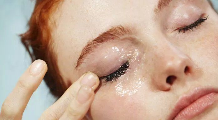 Sử dung kem mắt dudng cách để có hiệu quả tốt nhất (ảnh: internet)