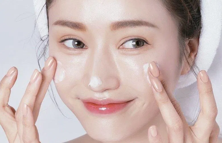Đừng quên dưỡng ẩm cho da để khóa lại tinh túy của những bước dưỡng da trước đó nha các nàng. (nguồn: Internet)