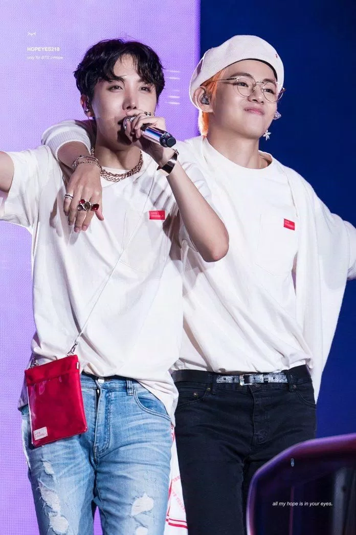 Chỉ vì một lời nói bâng quơ của J-Hope mà V sẵn sàng đi chinh phục bằng được trò chơi bắn súng để giành phần thưởng cho cậu bạn. (Nguồn: Internet) Chỉ vì một lời nói bâng quơ của J-Hope mà V sẵn sàng đi chinh phục bằng được trò chơi bắn súng để giành phần thưởng cho cậu bạn. (Nguồn: Internet)