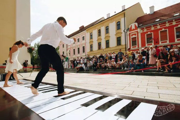 Trình diễn Piano Khổng lồ giữa đại lộ. (Nguồn: Internet) Trình diễn Piano Khổng lồ giữa đại lộ. (Nguồn: Internet)