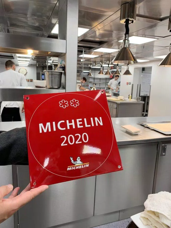 Một đầu bếp đang khoe danh hiệu hai sao Michelin của mình (Ảnh: Internet).