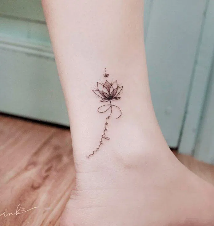 Hình xăm hoa sen cách điệu ở chân đẹp. (Ảnh: Nguyễn Thị Hải Hà) Hình xăm hoa sen cách điệu ở chân đẹp. (Ảnh: Nguyễn Thị Hải Hà)