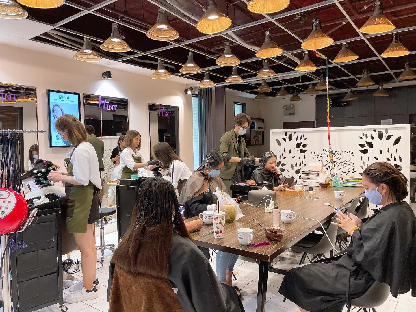 Không gian tại Hint Salon có cả bàn chờ, phục vụ trà bánh đầy đủ. (Nguồn: Hint Korean Hair Salon)