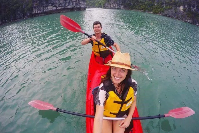 Chèo thuyền Kayak là hoạt động vui chơi đặc trưng tại Vịnh Hạ Long (Nguồn: Internet)