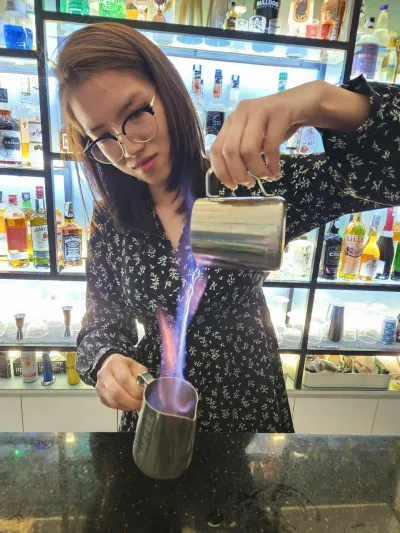 Bạn học viên khóa ngắn hạn được học kỹ năng pha chế chuyên nghiệp.