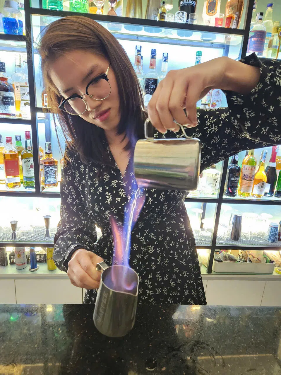 Bạn học viên khóa ngắn hạn được học kỹ năng pha chế chuyên nghiệp.