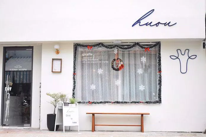 Góc ngoài quán được trang trí Noel nhẹ nhàng (ảnh: Fanpage Facebook HUOU)