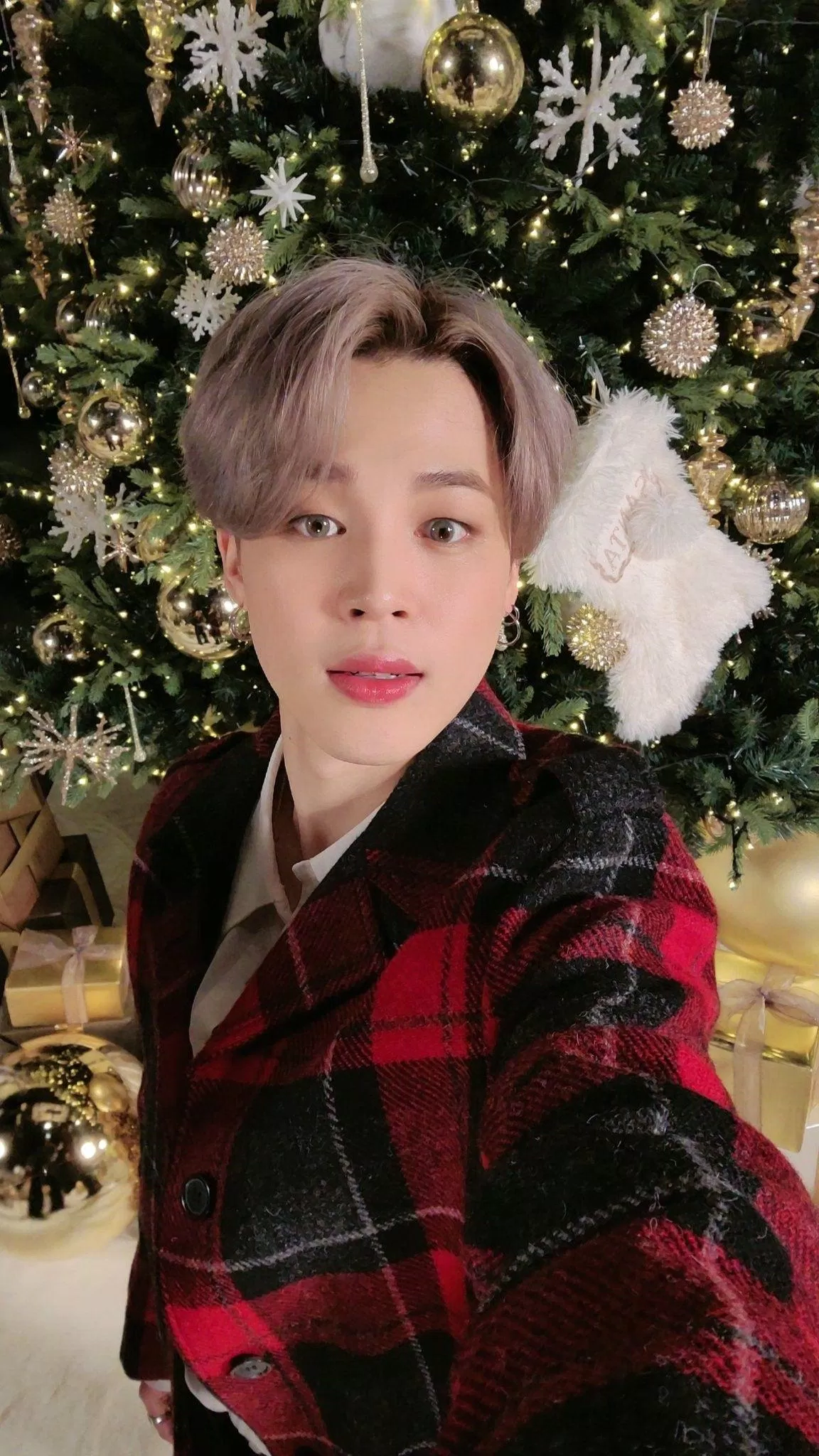 Không những thế, Jimin còn đăng bức hình tự sướng của mình để thể hiện sự hào hứng với kì nghỉ này (Nguồn: Internet).