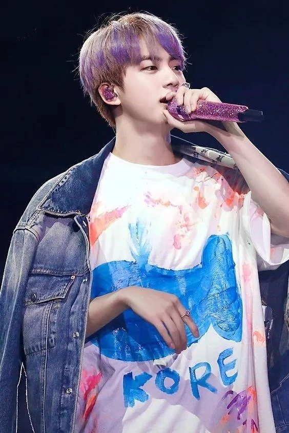 Từ tháng trước, những bức ảnh của anh "già" nhà BTS đã tràn ngập ở rất nhiều con phố ở Hàn Quốc vì các ARMY muốn cùng nhau chúc mừng sinh nhật Jin (Nguồn: Internet).