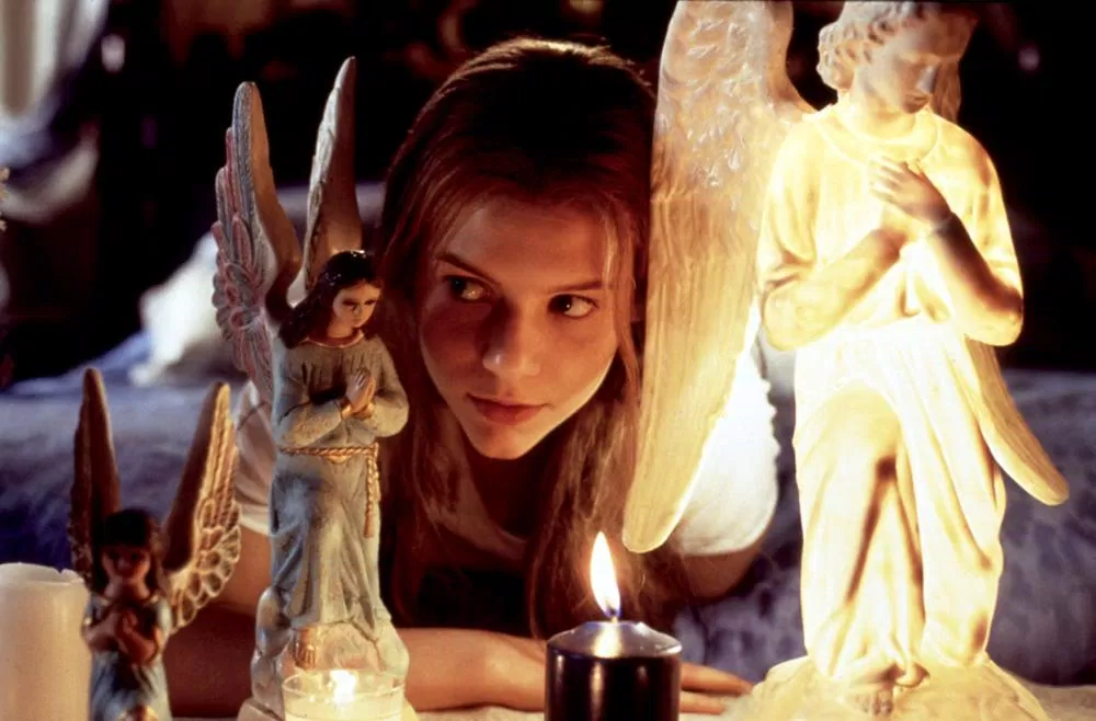 Rất nhiều đạo cụ chủ đề Thiên Chúa Giáo đã được sử dụng trong phim (Ảnh: Internet)