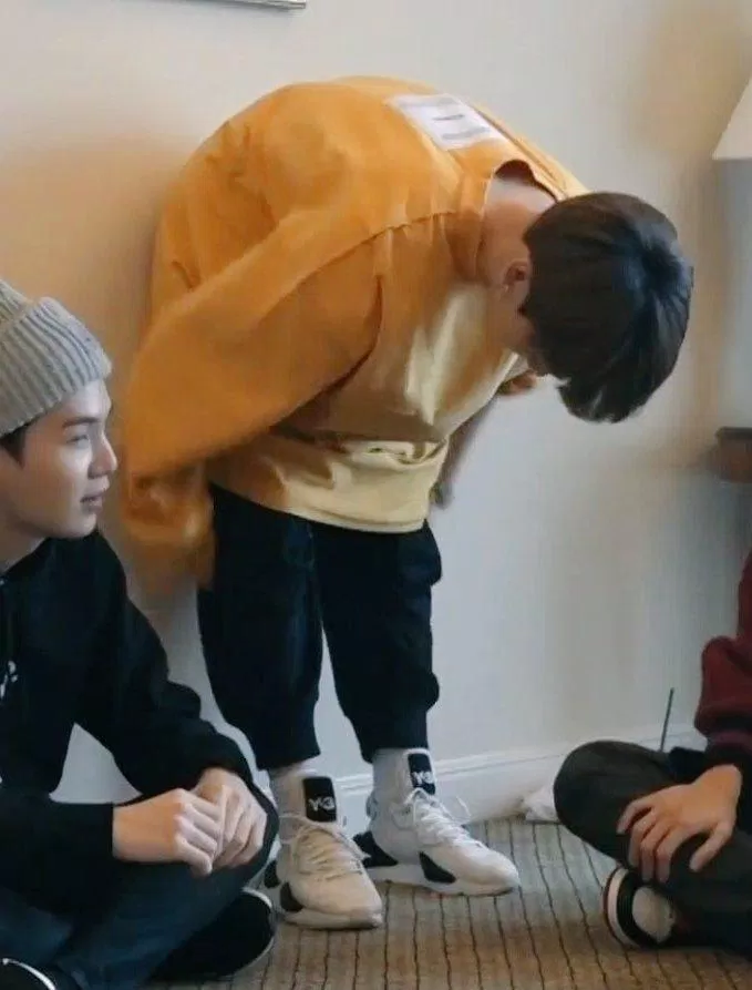 Dù sở hữu vòng eo đẹp hút hồn nhưng Jungkook lại có tình yêu mãnh liệt với những chiếc áo oversize (Ảnh: Internet)