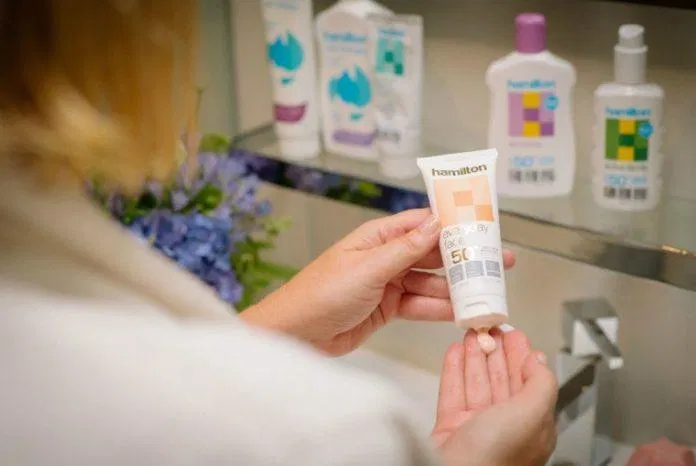 Review kem chống nắng Hamilton Everyday Face Cream SPF50+: kem chống nắng có finish đẹp nhất? 4 Methylbenzylidene Camphor Avobenzone bảo vệ da khỏi bức xạ tia UV chống nắng công dụng dưỡng ẩm Hamilton Hydroxyacetophenone kem chống nắng kem chống nắng Hamilton kem chống nắng Hamilton Everyday Face nâng tone Octocrylene review kem chống nắng sản phẩm Silica thiết kế thương hiệu Tocopherol Acetate Vitamin E Uvinul T 150