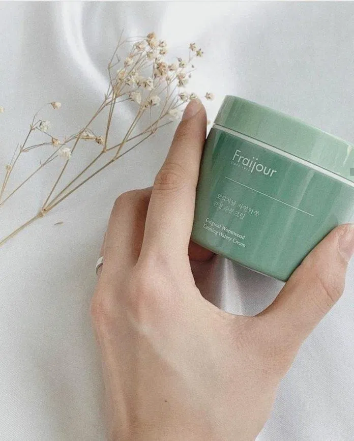 Bao bì bên ngoài của Kem dưỡng ẩm thảo mộc Fraijour. (Ảnh: Internet).