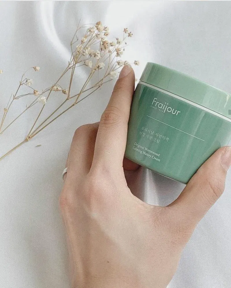 Bao bì bên ngoài của Kem dưỡng ẩm thảo mộc Fraijour. (Ảnh: Internet).