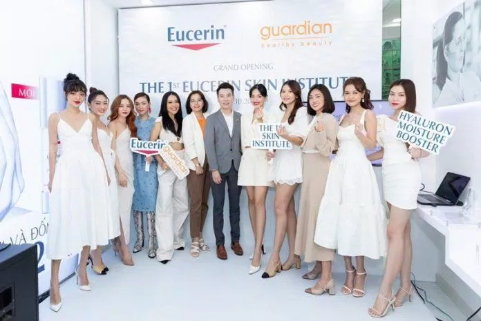 Các beauty blogger Việt đi khai trương Viện chăm sóc da Eucerin ở quận 1. (Nguồn: Internet)
