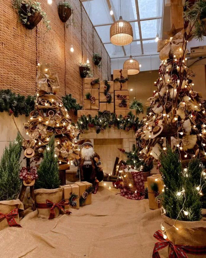 Một góc ấm áp tràn ngập không khí Noel bên trong quán (ảnh: Fanpage Facebook Khóm Coffee & Tea)