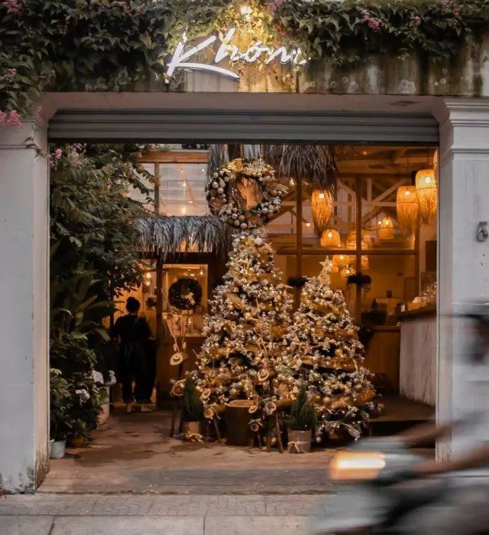 Đến với quán cafe trang trí Noel, bạn sẽ được tận hưởng không gian đầy ấm áp và lãng mạn. Hãy chiêm ngưỡng những đèn led rực rỡ, những chiếc kệ trang trí đẹp mắt, và thưởng thức những thức uống thơm ngon.