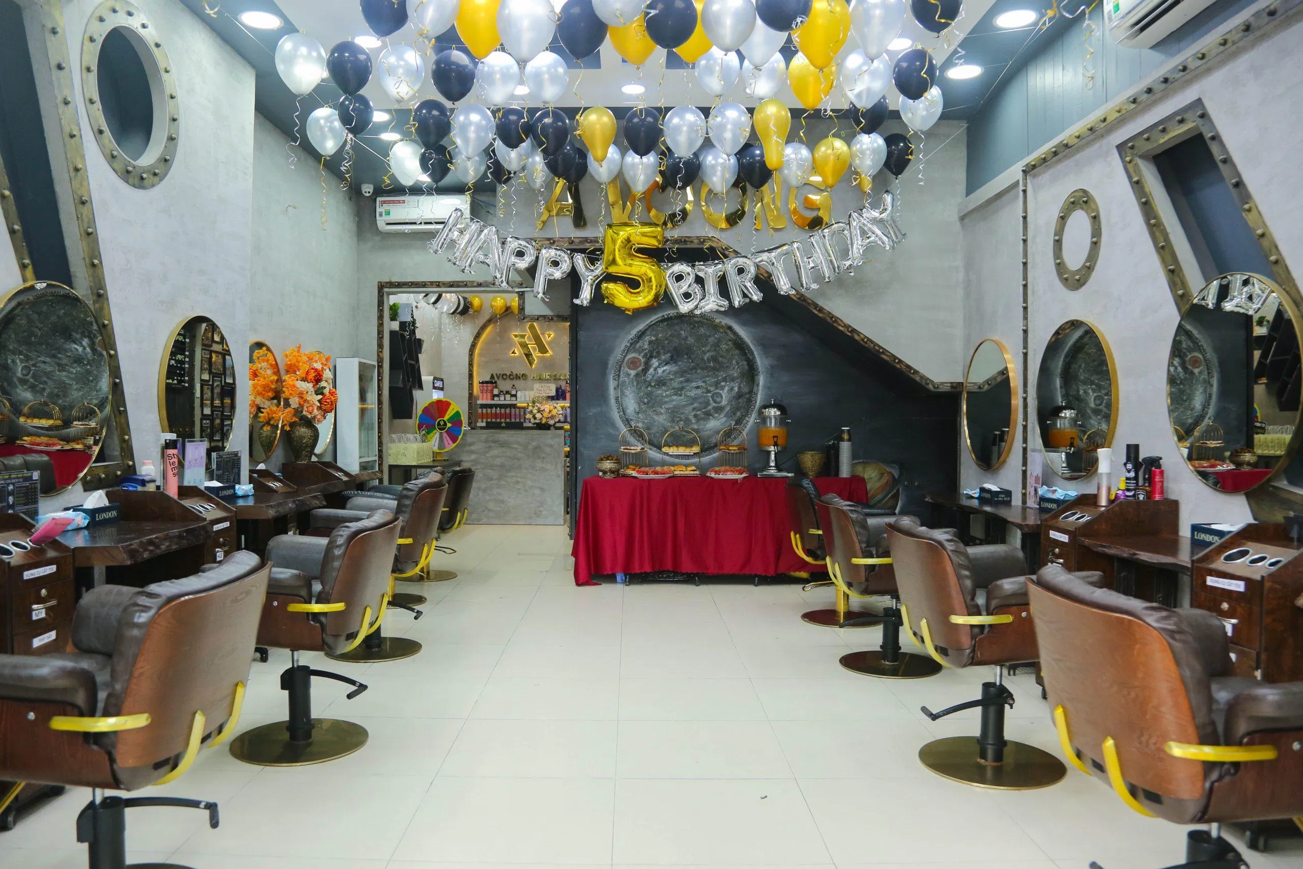 Không gian thân thiện và nước uống miễn phí cho khách tại salon A Vòong.